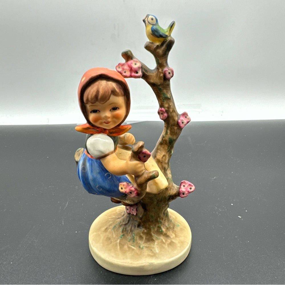 Vintage Goebel Hummel Figurine  Apple Tree Girl 141/1  TMK3 6 Inches Excellent